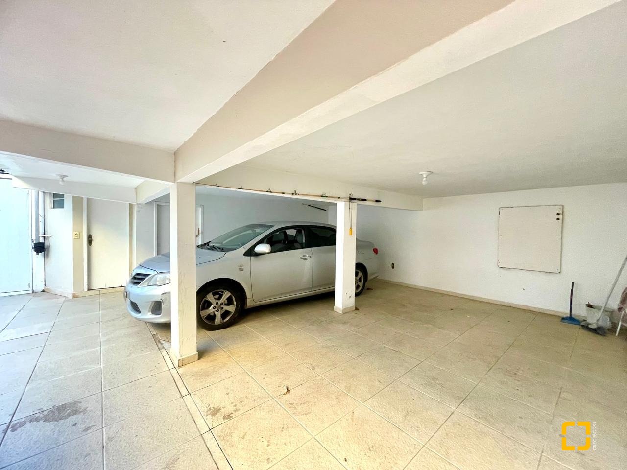 Casa com 225m², 7 quartos (sendo 2 suítes), 4 garagens, no bairro Santinho em Florianópolis