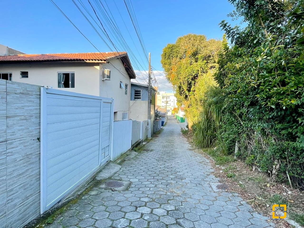 Casa com 225m², 7 quartos (sendo 2 suítes), 4 garagens, no bairro Santinho em Florianópolis