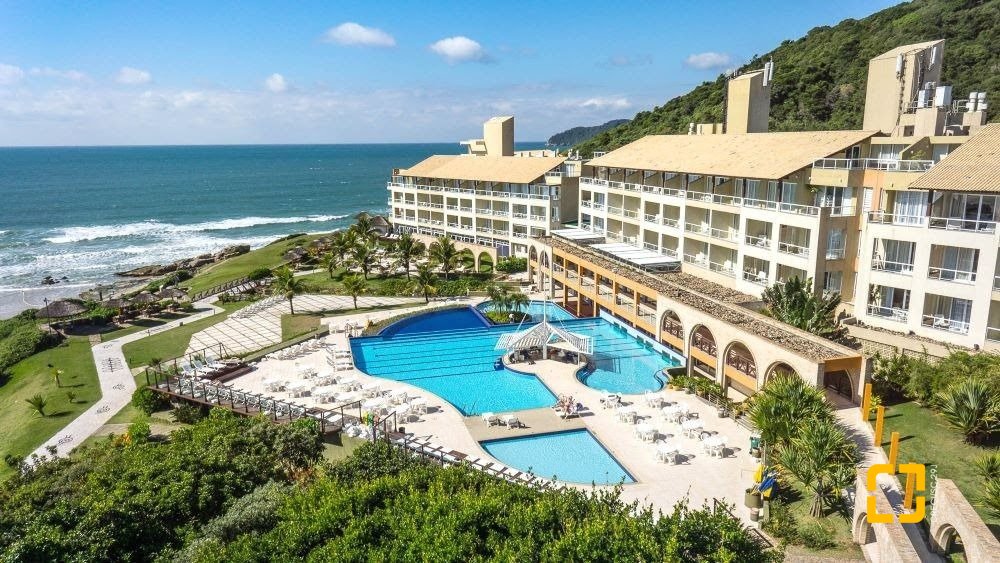 Casa com 225m², 7 quartos (sendo 2 suítes), 4 garagens, no bairro Santinho em Florianópolis