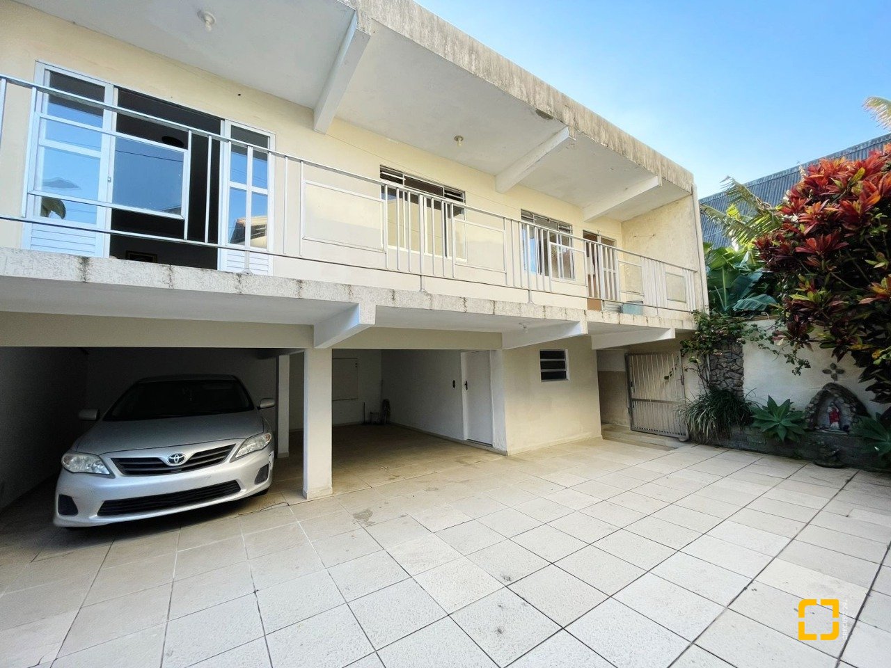 Casa com 225m², 7 quartos (sendo 2 suítes), 4 garagens, no bairro Santinho em Florianópolis