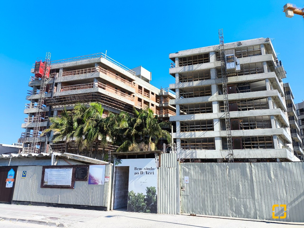 Apartamento com 80m², 2 quartos (sendo 2 suítes), 1 garagem, no bairro Praia Comprida em São José