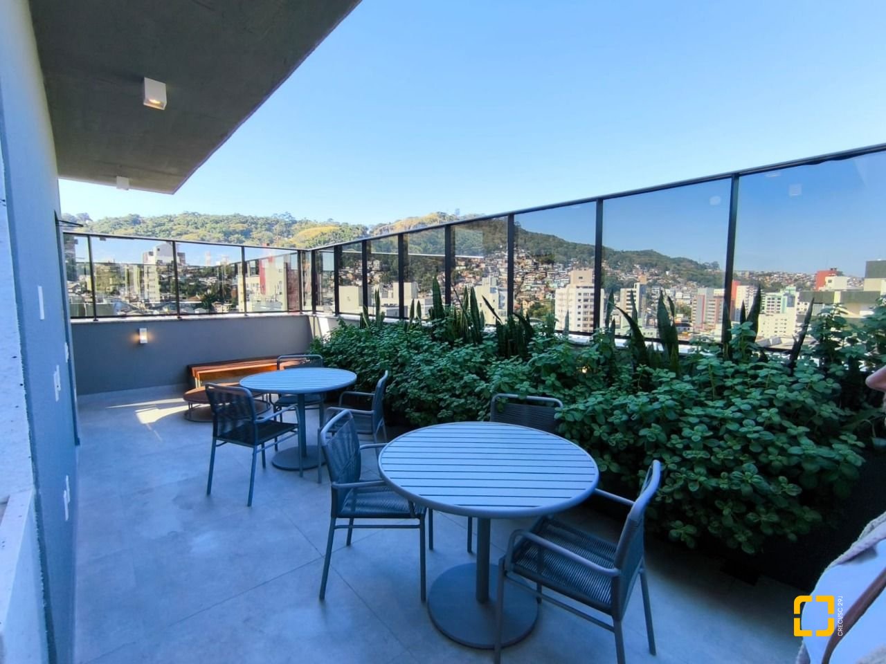 Apartamento com 69m², 4 quartos (sendo 2 suítes), 2 garagens, no bairro Centro em Florianópolis