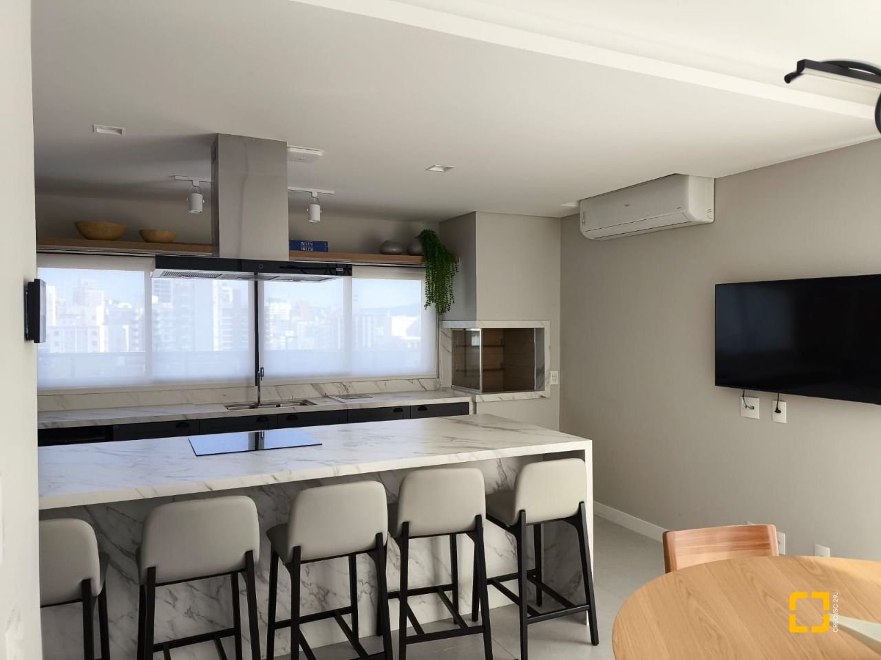 Apartamento com 69m², 4 quartos (sendo 2 suítes), 2 garagens, no bairro Centro em Florianópolis
