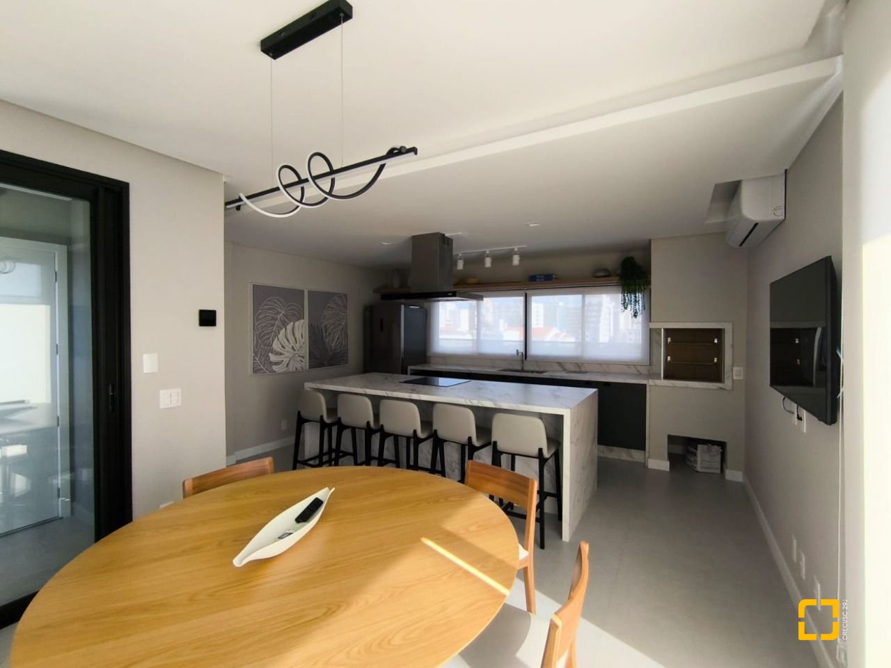 Apartamento com 69m², 4 quartos (sendo 2 suítes), 2 garagens, no bairro Centro em Florianópolis
