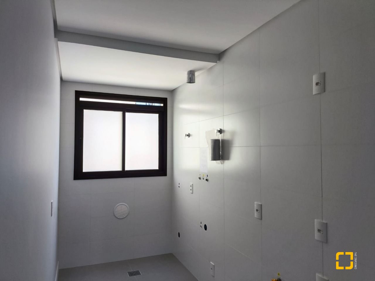 Apartamento com 69m², 4 quartos (sendo 2 suítes), 2 garagens, no bairro Centro em Florianópolis