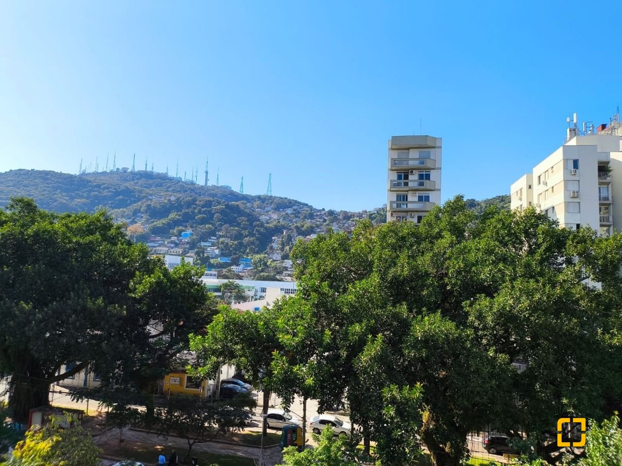 Apartamento com 69m², 4 quartos (sendo 2 suítes), 2 garagens, no bairro Centro em Florianópolis