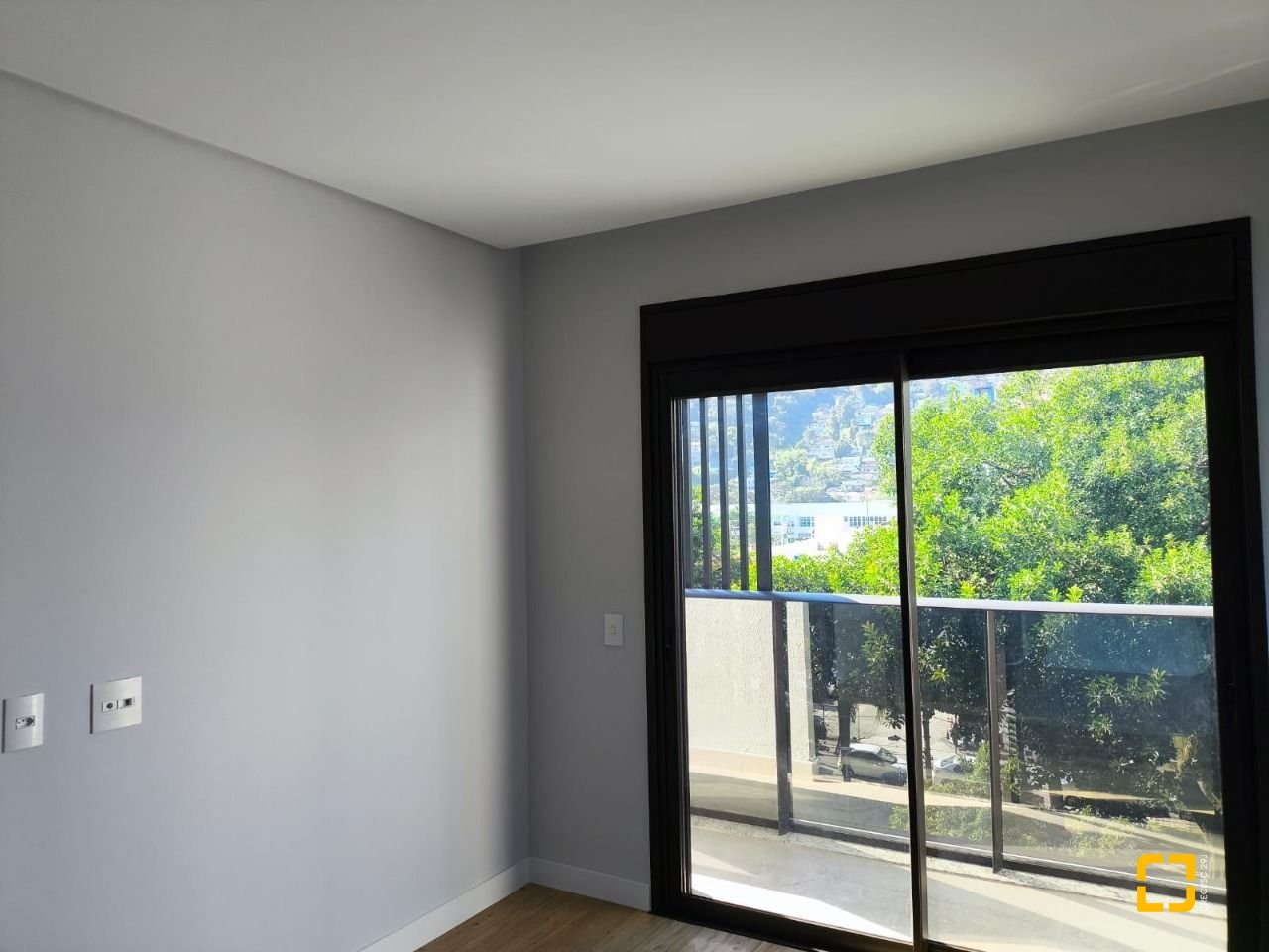 Apartamento com 69m², 4 quartos (sendo 2 suítes), 2 garagens, no bairro Centro em Florianópolis