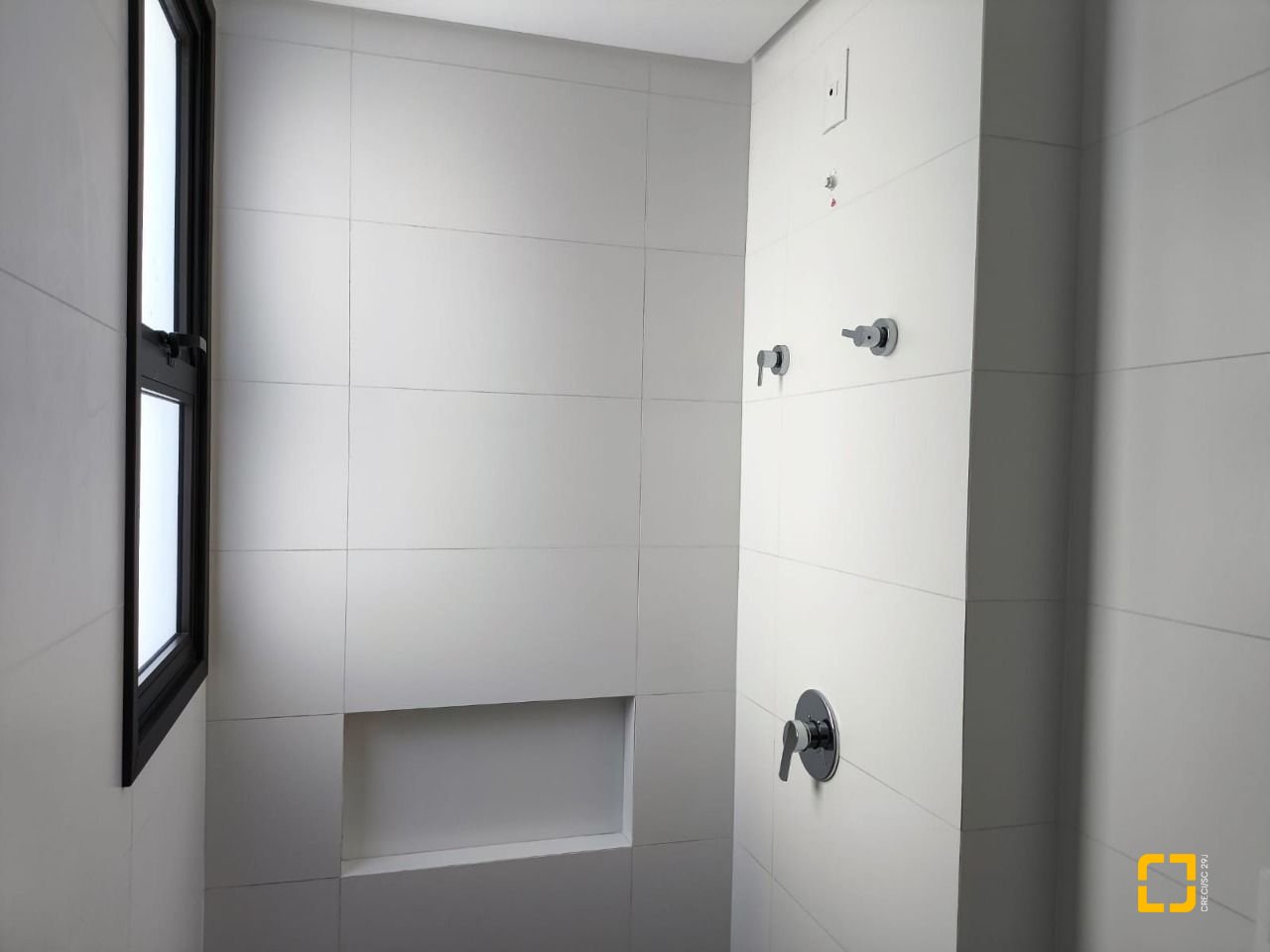 Apartamento com 69m², 4 quartos (sendo 2 suítes), 2 garagens, no bairro Centro em Florianópolis
