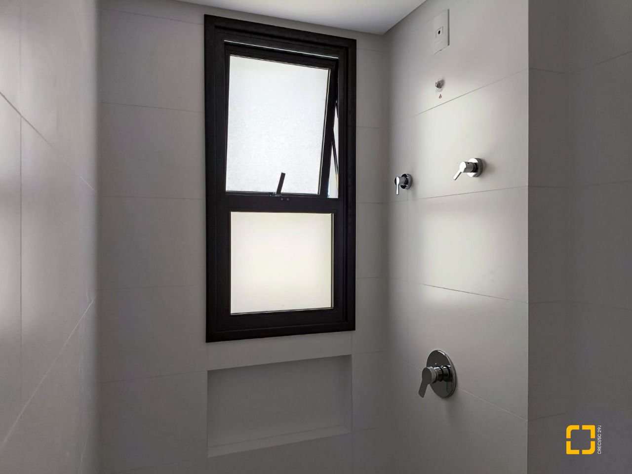 Apartamento com 69m², 4 quartos (sendo 2 suítes), 2 garagens, no bairro Centro em Florianópolis