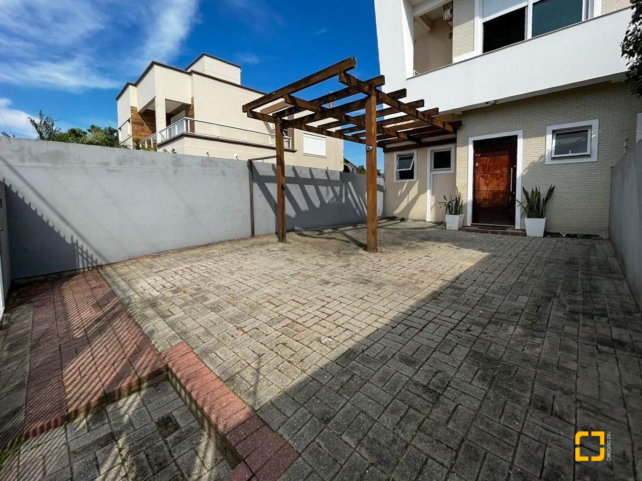 Casa com 247m², 4 quartos (sendo 1 suíte), 2 garagens, no bairro Campeche em Florianópolis