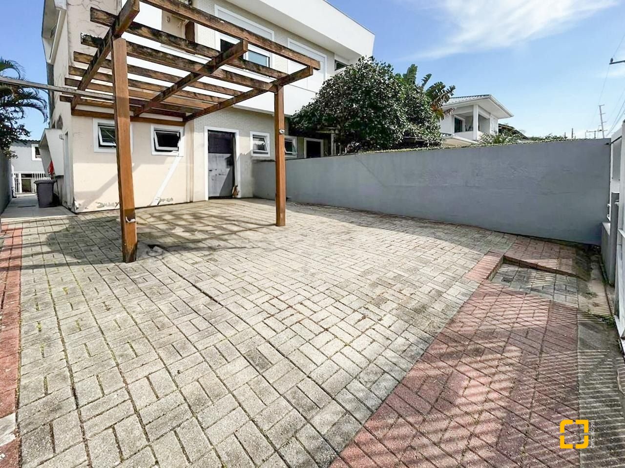 Casa com 247m², 4 quartos (sendo 1 suíte), 2 garagens, no bairro Campeche em Florianópolis