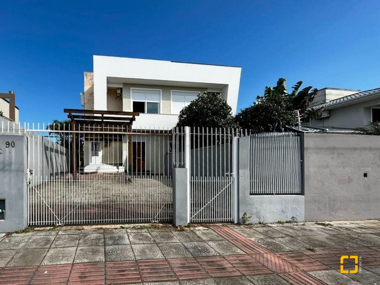 Casa com 247m², 4 quartos (sendo 1 suíte), 2 garagens, no bairro Campeche em Florianópolis