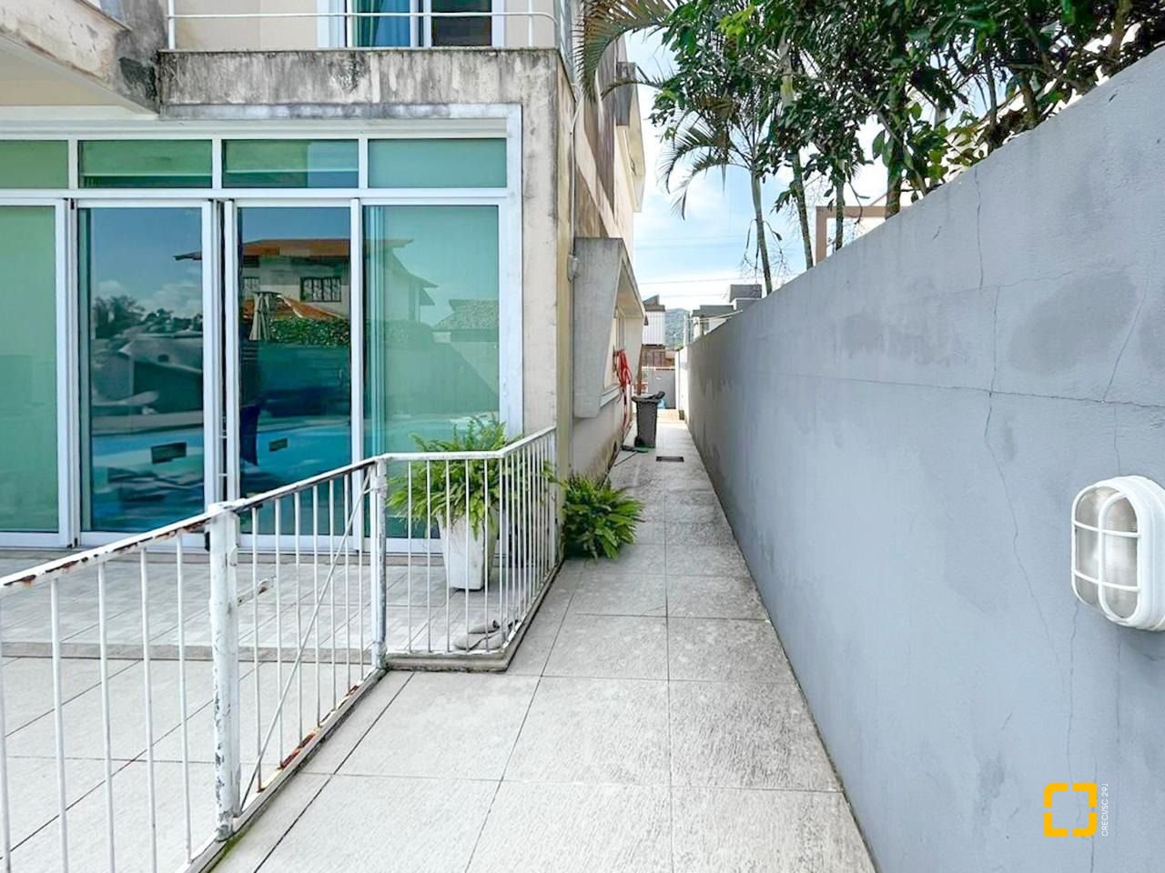 Casa com 247m², 4 quartos (sendo 1 suíte), 2 garagens, no bairro Campeche em Florianópolis