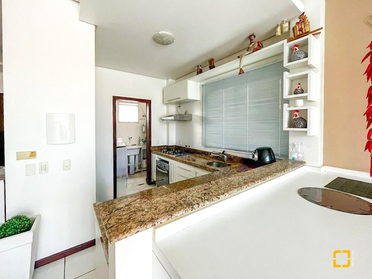 Casa com 247m², 4 quartos (sendo 1 suíte), 2 garagens, no bairro Campeche em Florianópolis