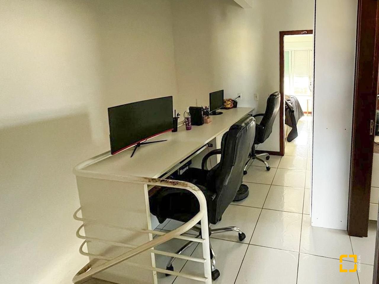 Casa com 247m², 4 quartos (sendo 1 suíte), 2 garagens, no bairro Campeche em Florianópolis