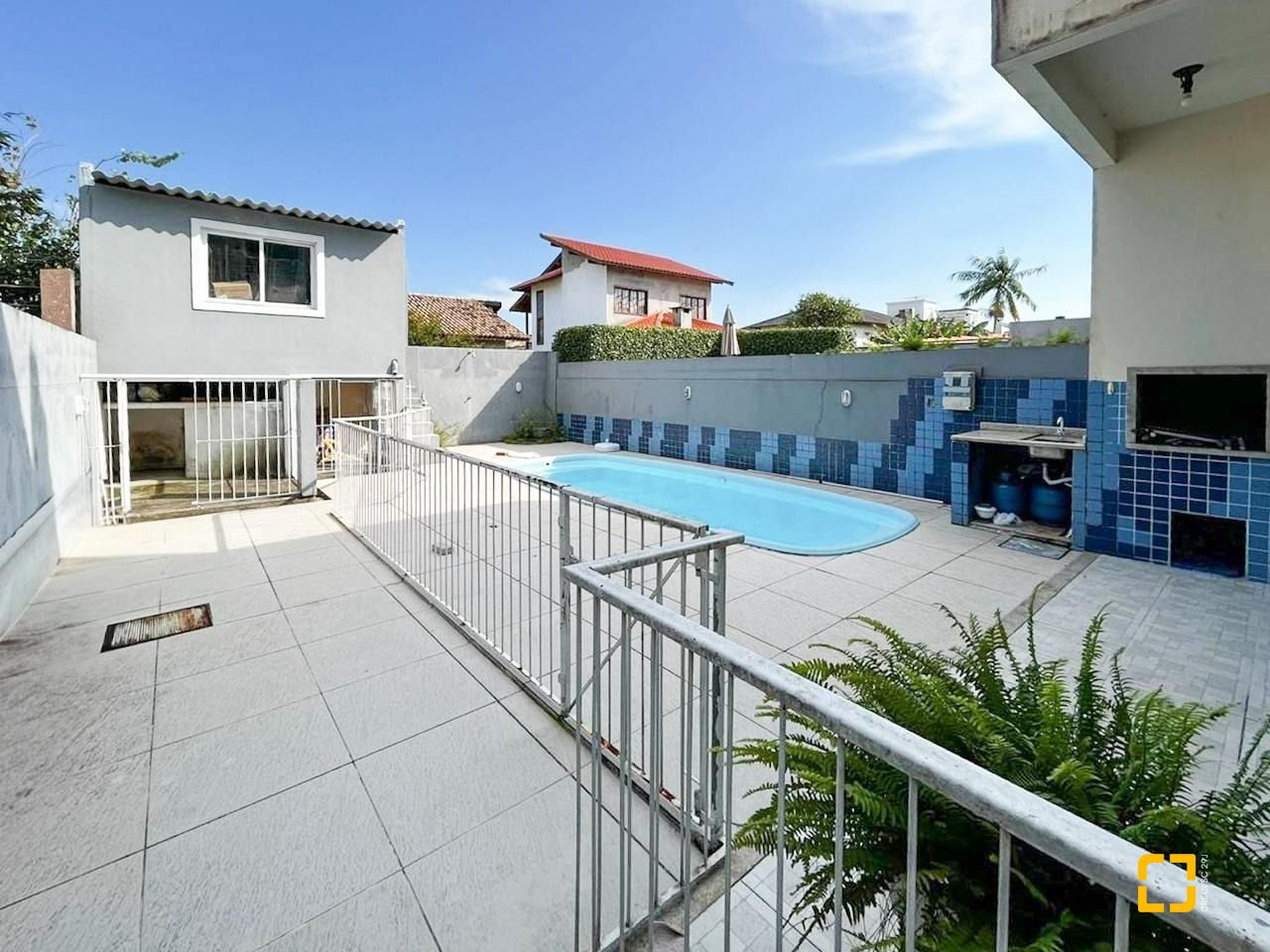 Casa com 247m², 4 quartos (sendo 1 suíte), 2 garagens, no bairro Campeche em Florianópolis