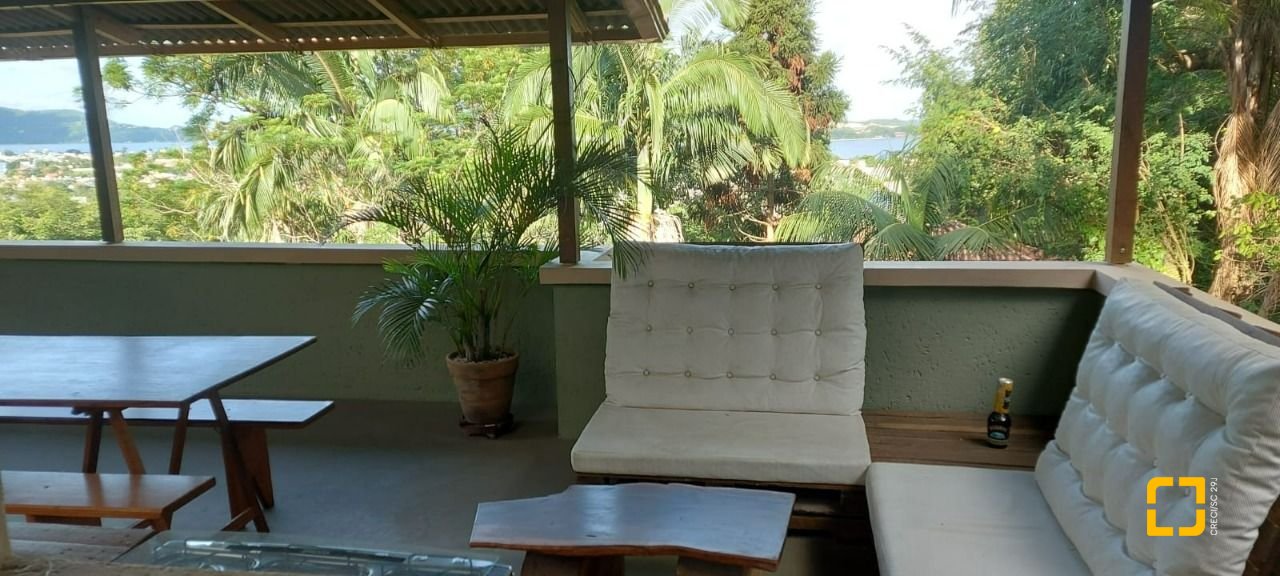 Casa com 200m², 4 quartos (sendo 1 suíte), 2 garagens, no bairro Lagoa da Conceição em Florianópolis