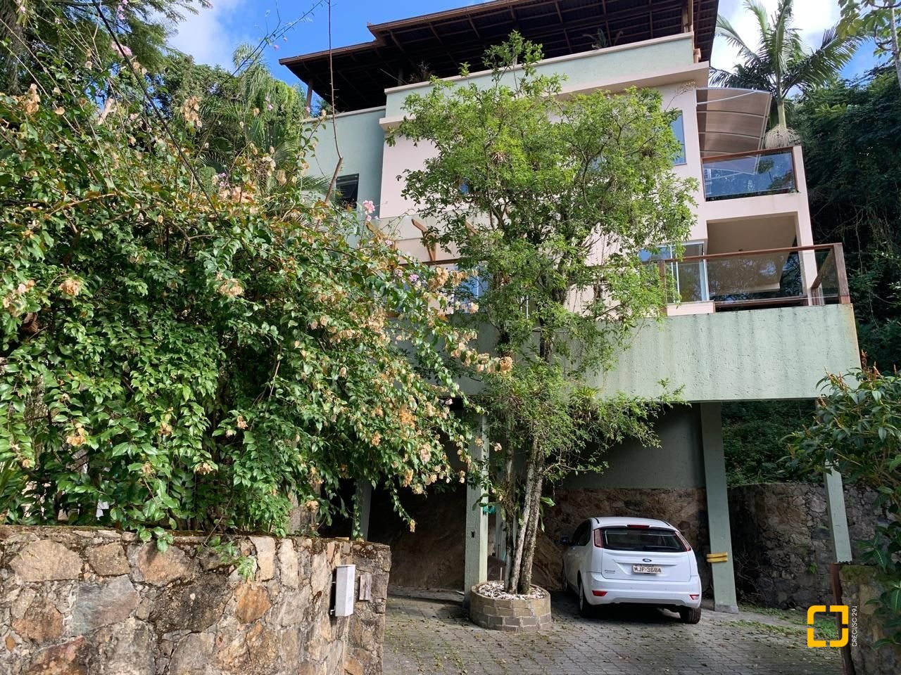 Casa com 200m², 4 quartos (sendo 1 suíte), 2 garagens, no bairro Lagoa da Conceição em Florianópolis