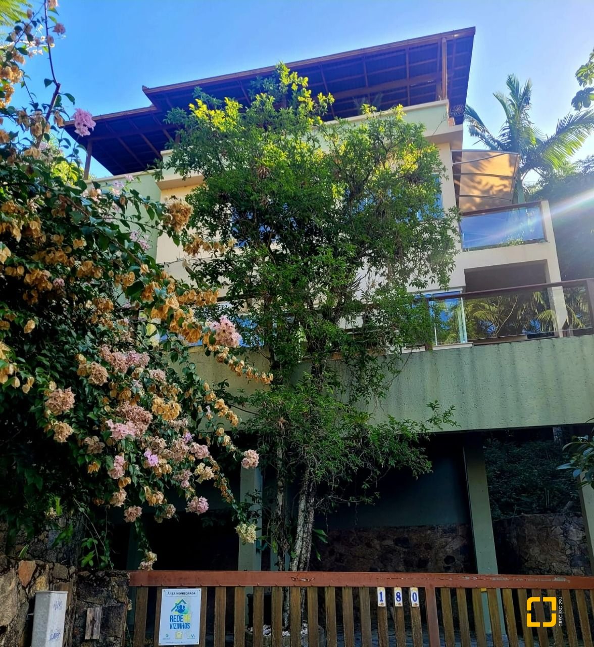 Casa com 200m², 4 quartos (sendo 1 suíte), 2 garagens, no bairro Lagoa da Conceição em Florianópolis