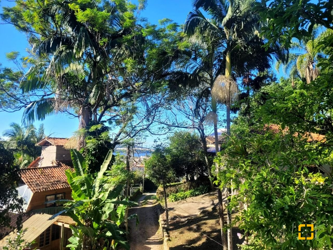 Casa com 200m², 4 quartos (sendo 1 suíte), 2 garagens, no bairro Lagoa da Conceição em Florianópolis