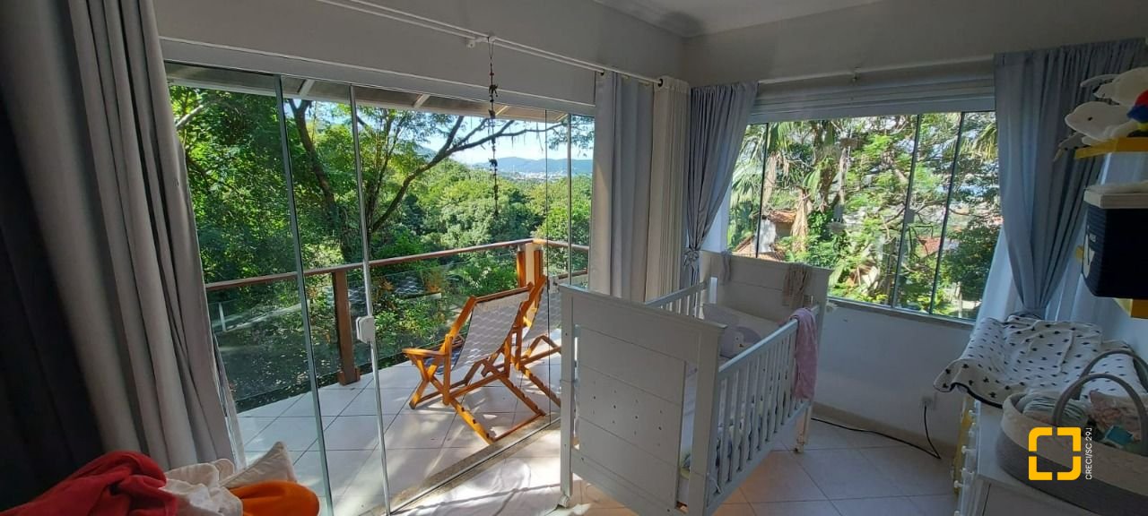 Casa com 200m², 4 quartos (sendo 1 suíte), 2 garagens, no bairro Lagoa da Conceição em Florianópolis