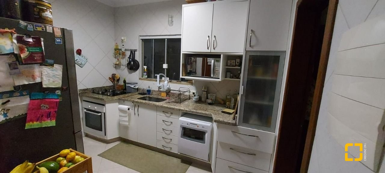 Casa com 200m², 4 quartos (sendo 1 suíte), 2 garagens, no bairro Lagoa da Conceição em Florianópolis