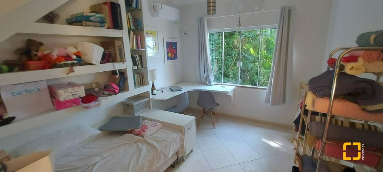 Casa com 200m², 4 quartos (sendo 1 suíte), 2 garagens, no bairro Lagoa da Conceição em Florianópolis