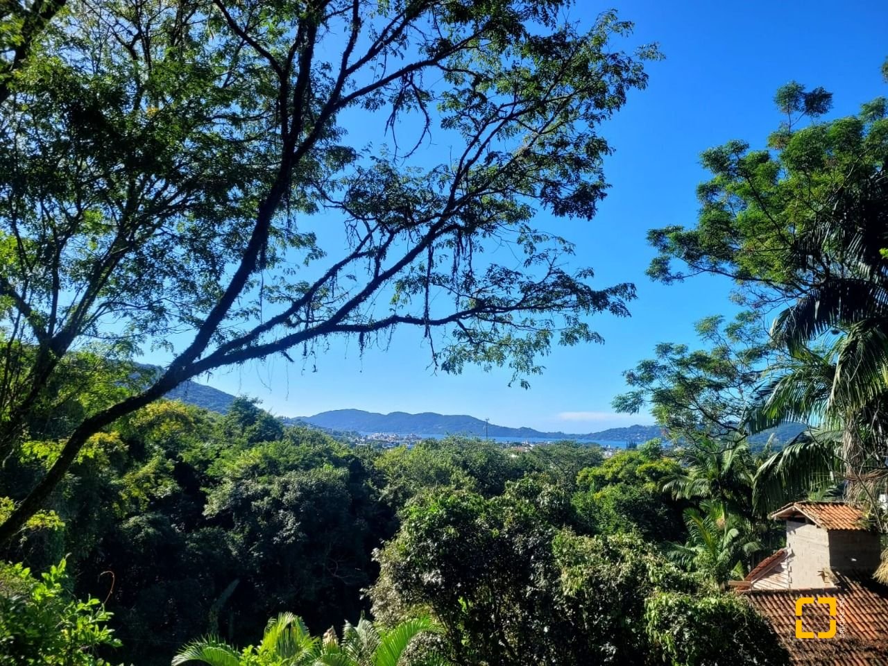 Casa com 200m², 4 quartos (sendo 1 suíte), 2 garagens, no bairro Lagoa da Conceição em Florianópolis