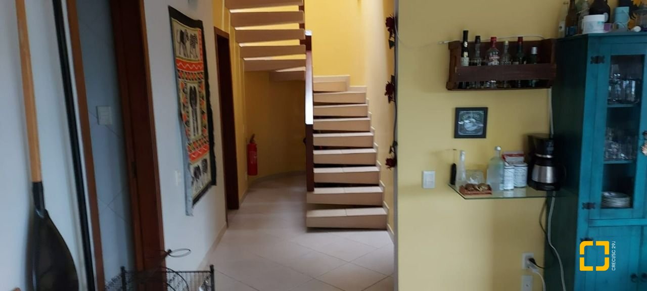 Casa com 200m², 4 quartos (sendo 1 suíte), 2 garagens, no bairro Lagoa da Conceição em Florianópolis
