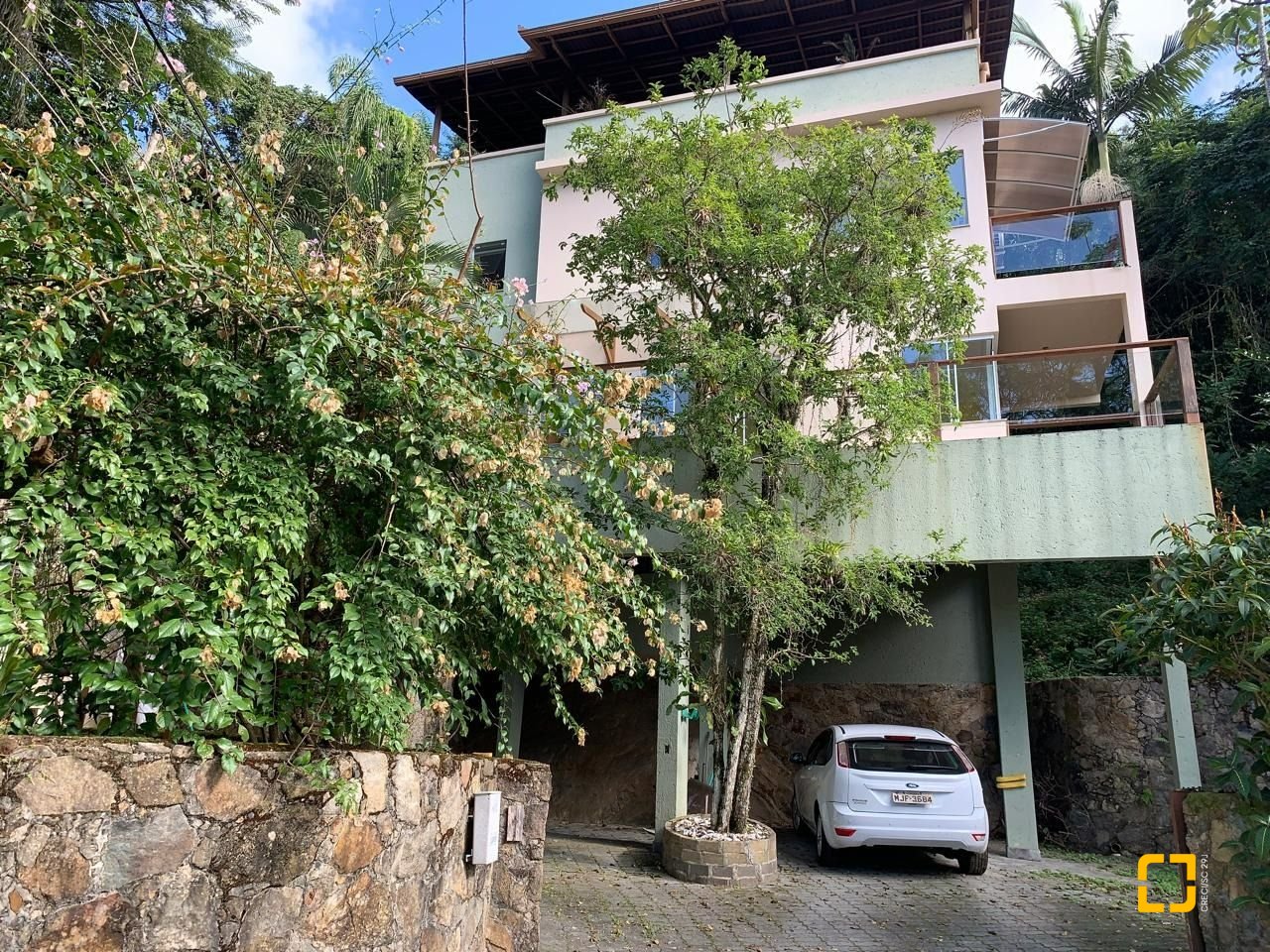 Casa com 200m², 4 quartos (sendo 1 suíte), 2 garagens, no bairro Lagoa da Conceição em Florianópolis