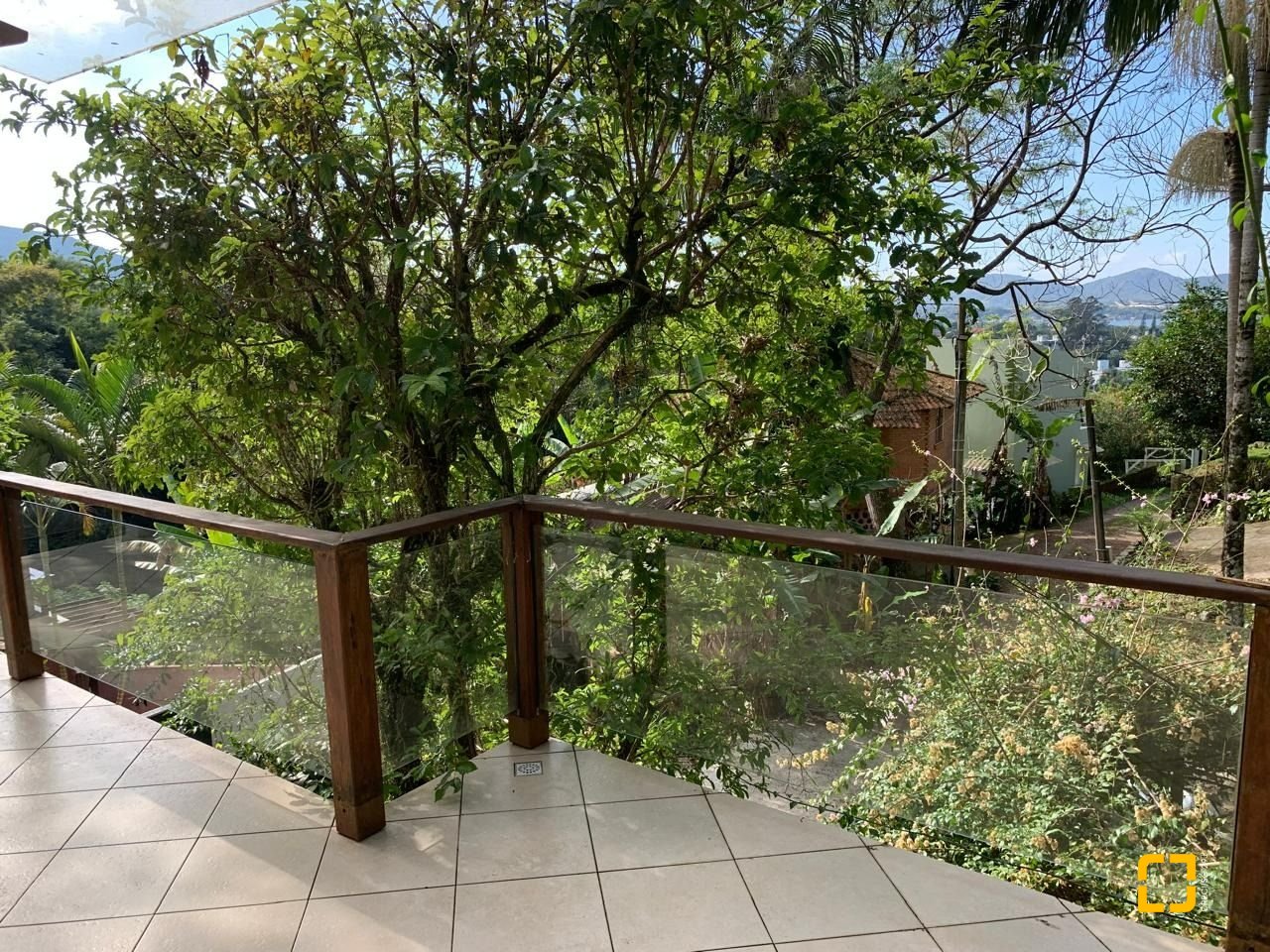 Casa com 200m², 4 quartos (sendo 1 suíte), 2 garagens, no bairro Lagoa da Conceição em Florianópolis
