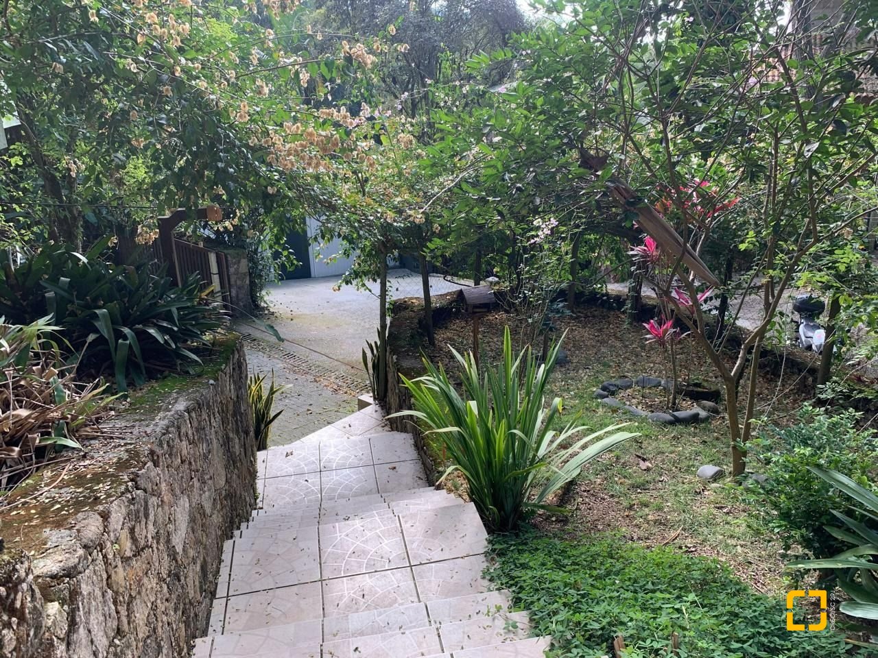 Casa com 200m², 4 quartos (sendo 1 suíte), 2 garagens, no bairro Lagoa da Conceição em Florianópolis