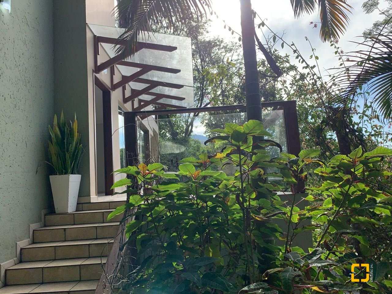 Casa com 200m², 4 quartos (sendo 1 suíte), 2 garagens, no bairro Lagoa da Conceição em Florianópolis