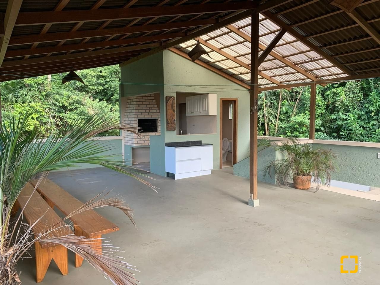 Casa com 200m², 4 quartos (sendo 1 suíte), 2 garagens, no bairro Lagoa da Conceição em Florianópolis