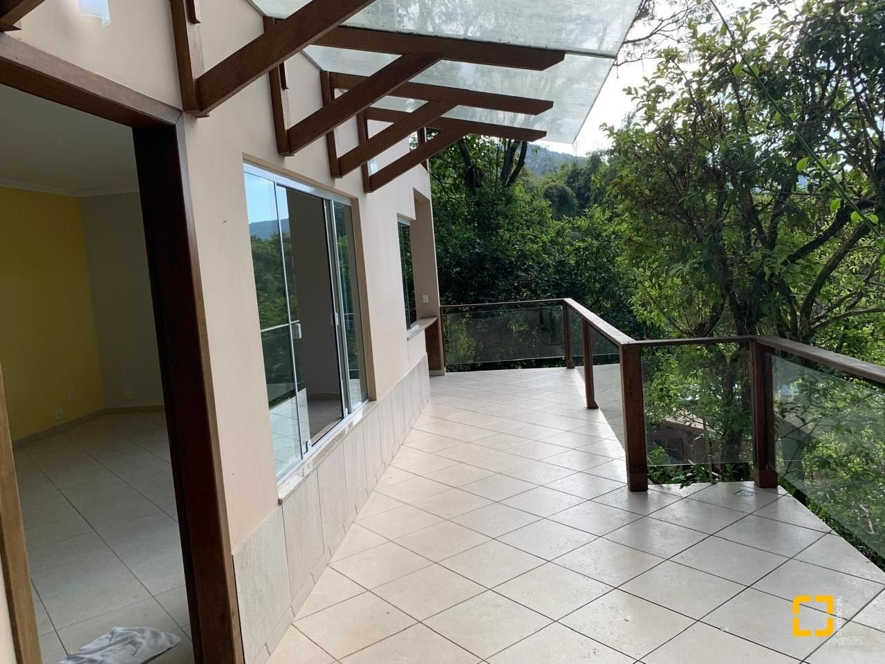 Casa com 200m², 4 quartos (sendo 1 suíte), 2 garagens, no bairro Lagoa da Conceição em Florianópolis