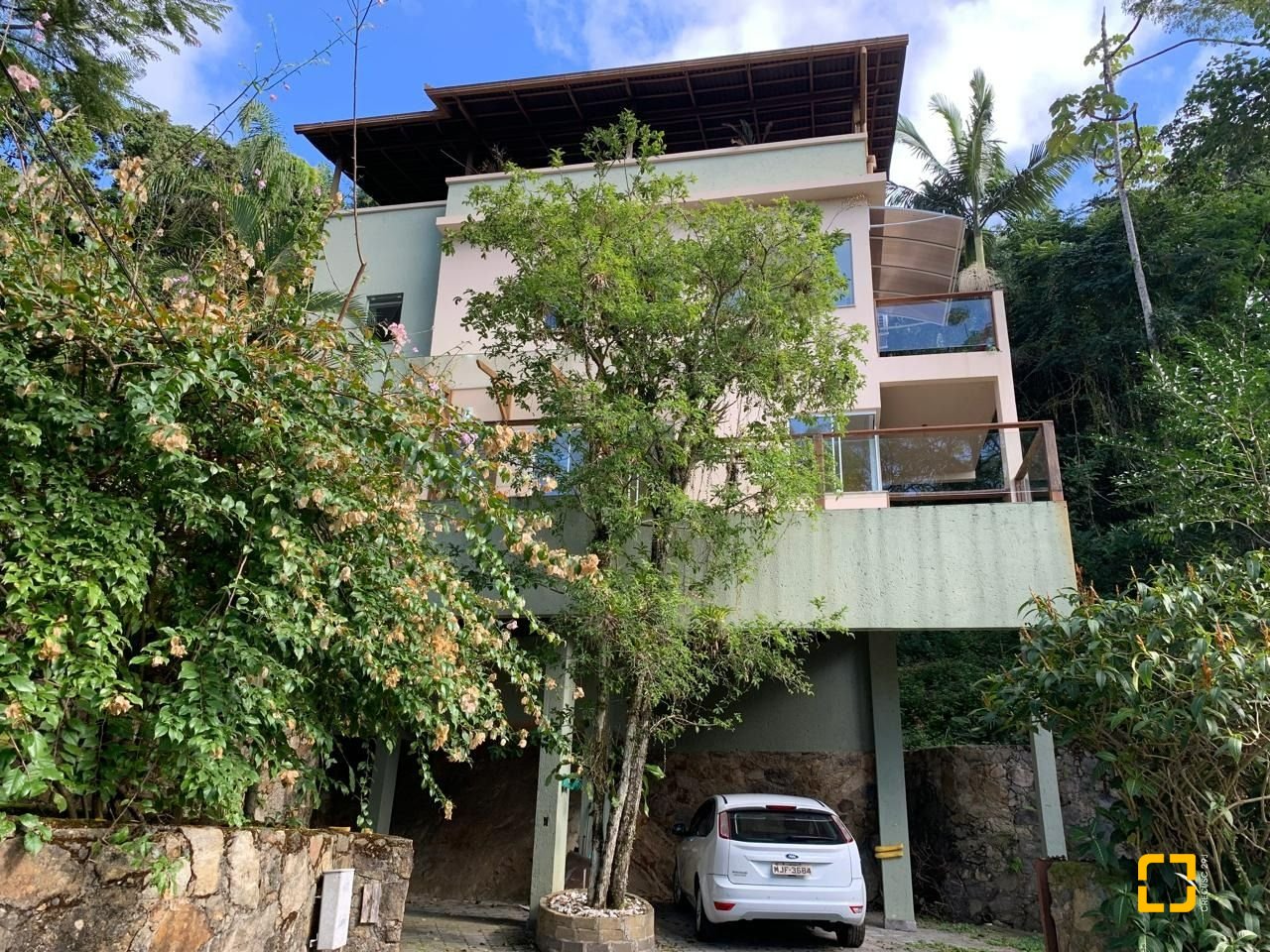 Casa com 200m², 4 quartos (sendo 1 suíte), 2 garagens, no bairro Lagoa da Conceição em Florianópolis