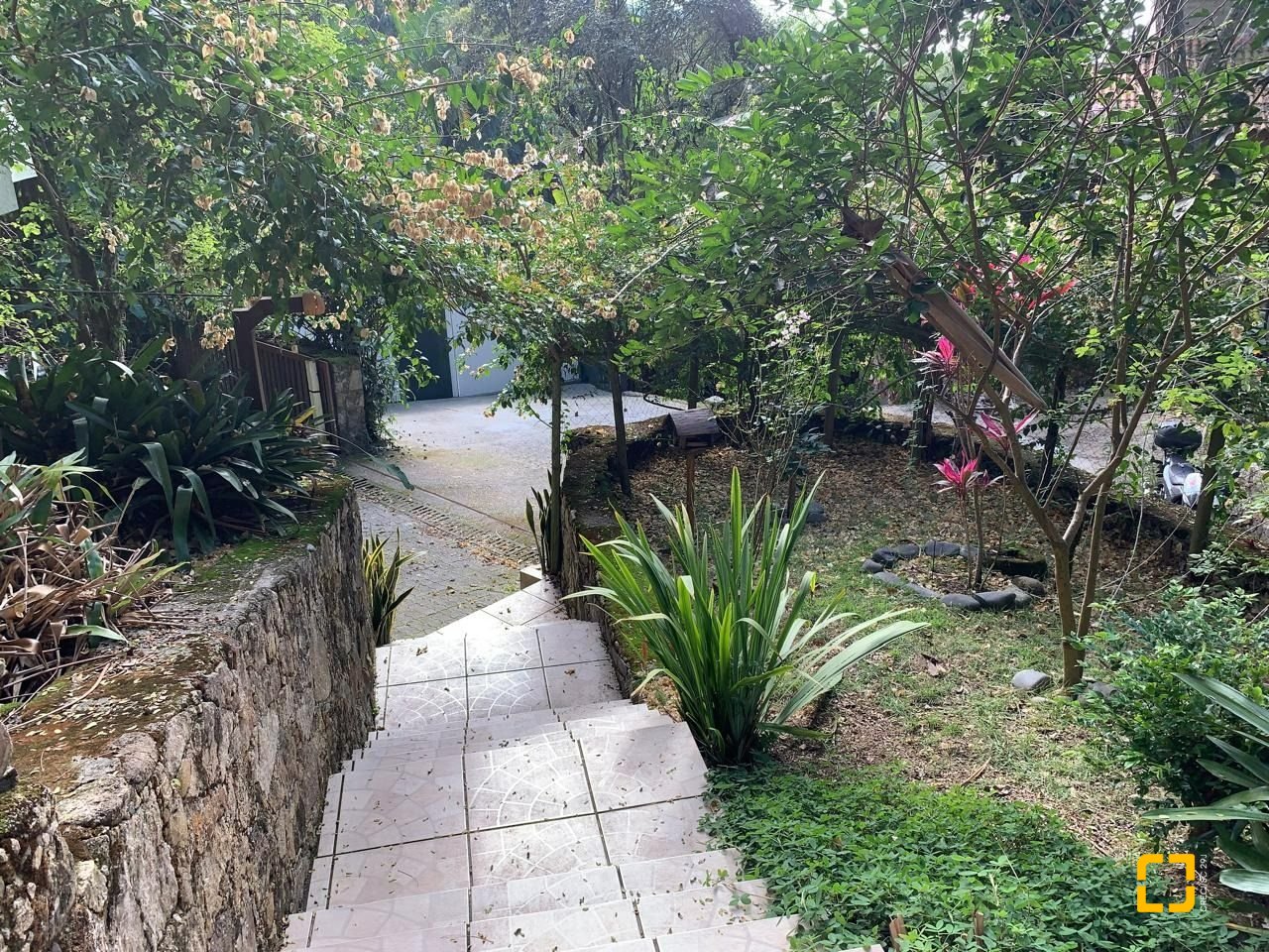 Casa com 200m², 4 quartos (sendo 1 suíte), 2 garagens, no bairro Lagoa da Conceição em Florianópolis