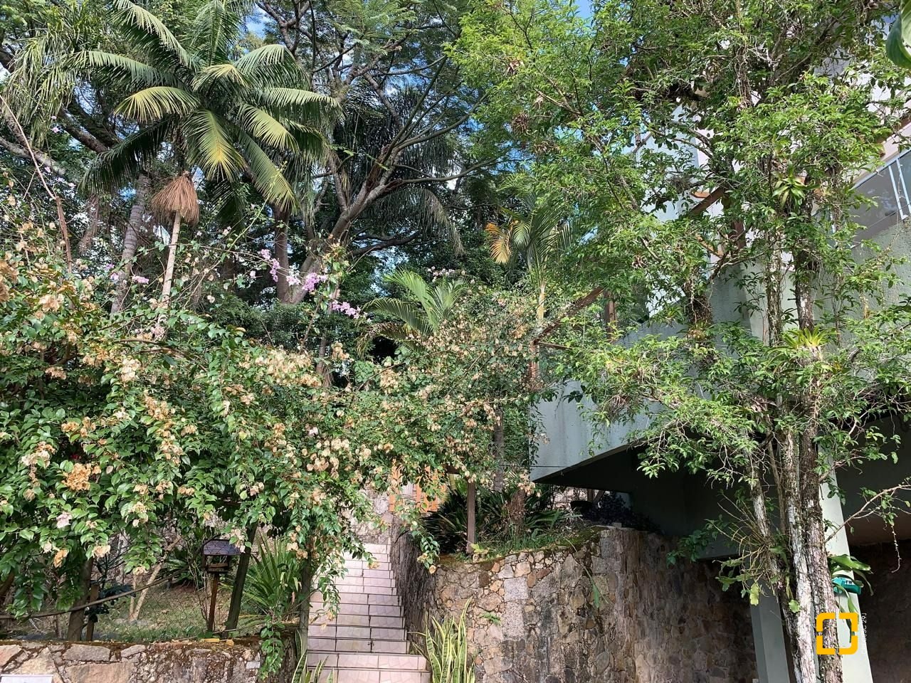 Casa com 200m², 4 quartos (sendo 1 suíte), 2 garagens, no bairro Lagoa da Conceição em Florianópolis