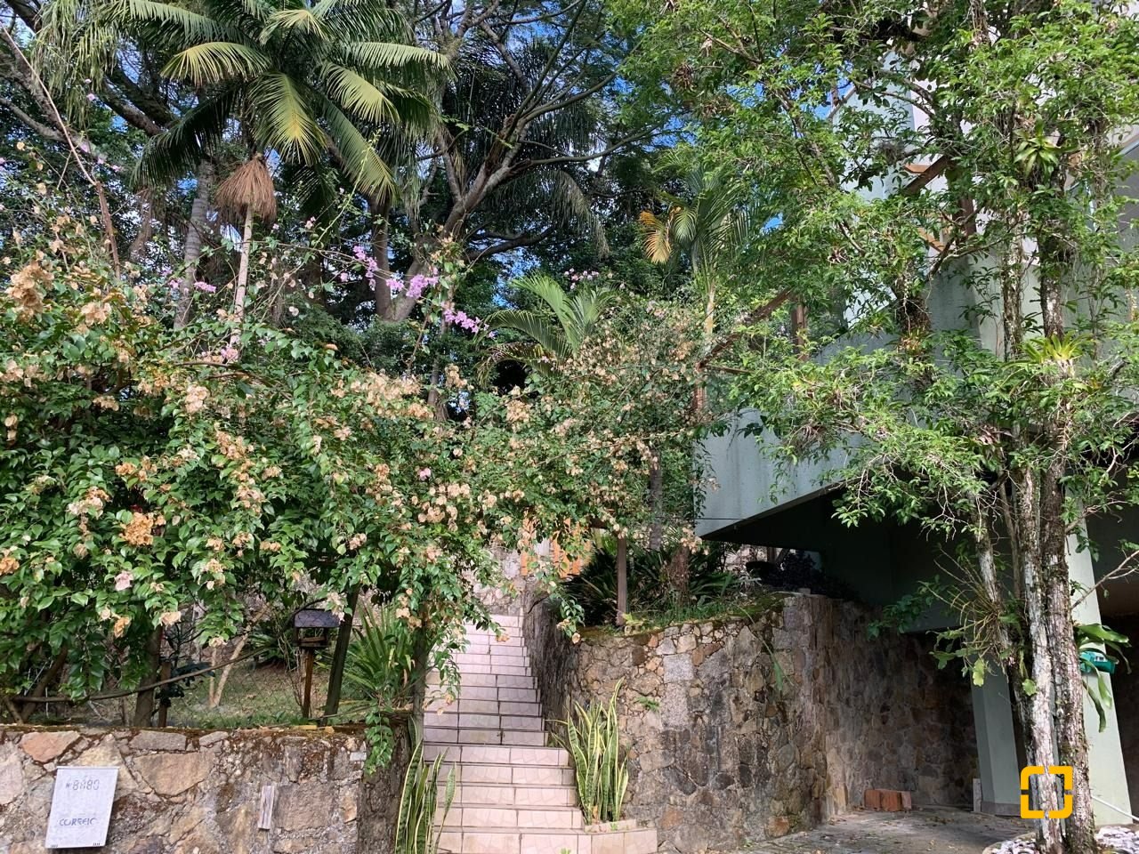 Casa com 200m², 4 quartos (sendo 1 suíte), 2 garagens, no bairro Lagoa da Conceição em Florianópolis