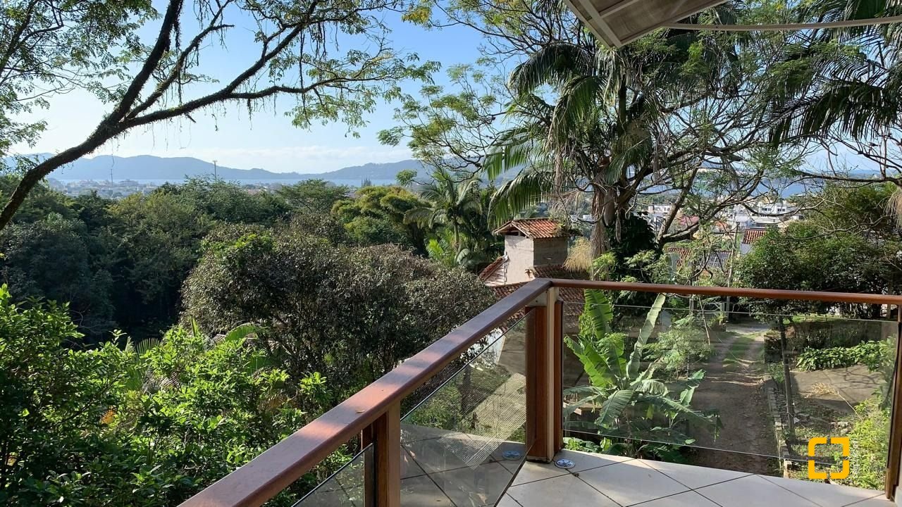 Casa com 200m², 4 quartos (sendo 1 suíte), 2 garagens, no bairro Lagoa da Conceição em Florianópolis