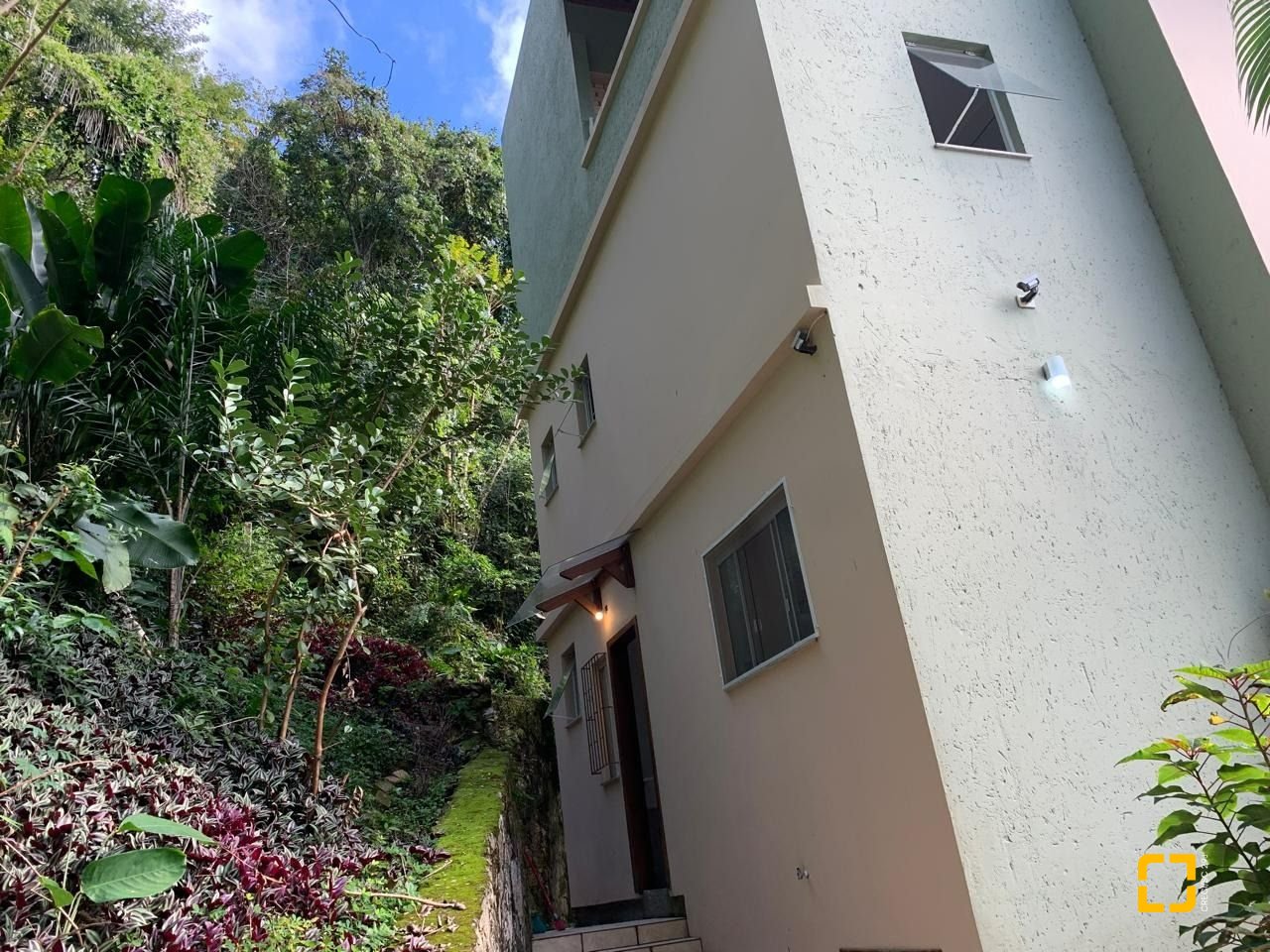 Casa com 200m², 4 quartos (sendo 1 suíte), 2 garagens, no bairro Lagoa da Conceição em Florianópolis