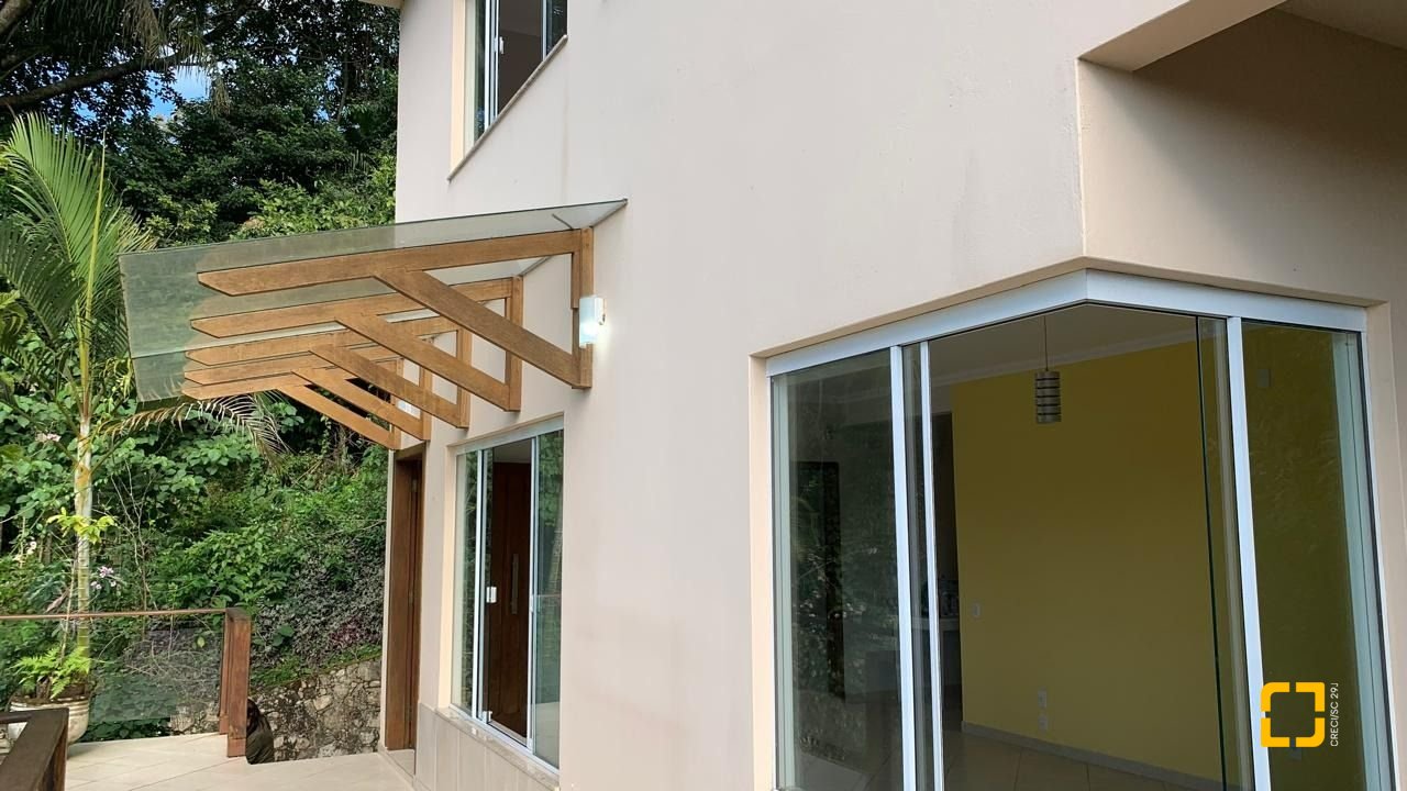 Casa com 200m², 4 quartos (sendo 1 suíte), 2 garagens, no bairro Lagoa da Conceição em Florianópolis