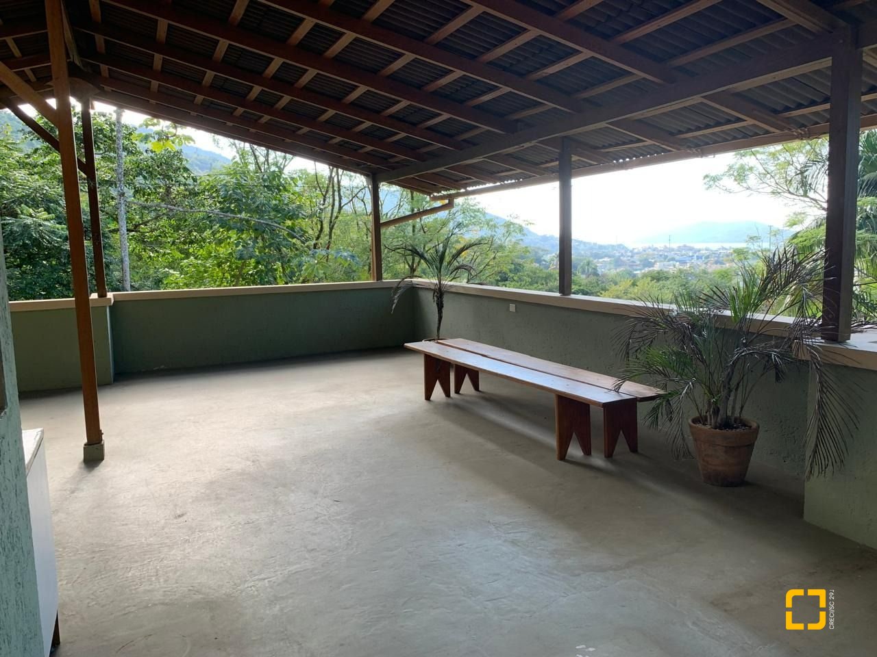 Casa com 200m², 4 quartos (sendo 1 suíte), 2 garagens, no bairro Lagoa da Conceição em Florianópolis