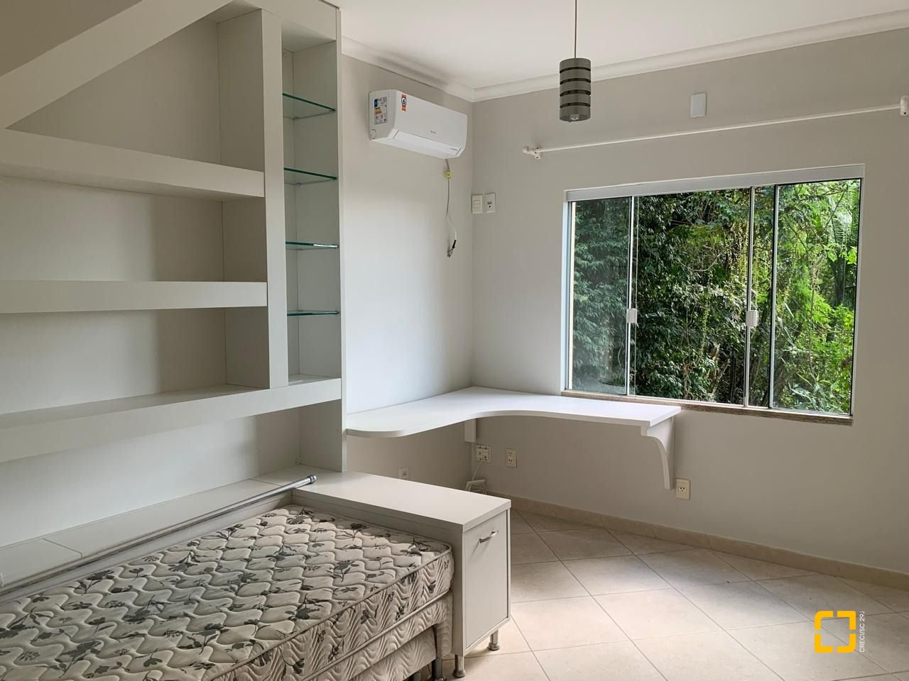 Casa com 200m², 4 quartos (sendo 1 suíte), 2 garagens, no bairro Lagoa da Conceição em Florianópolis