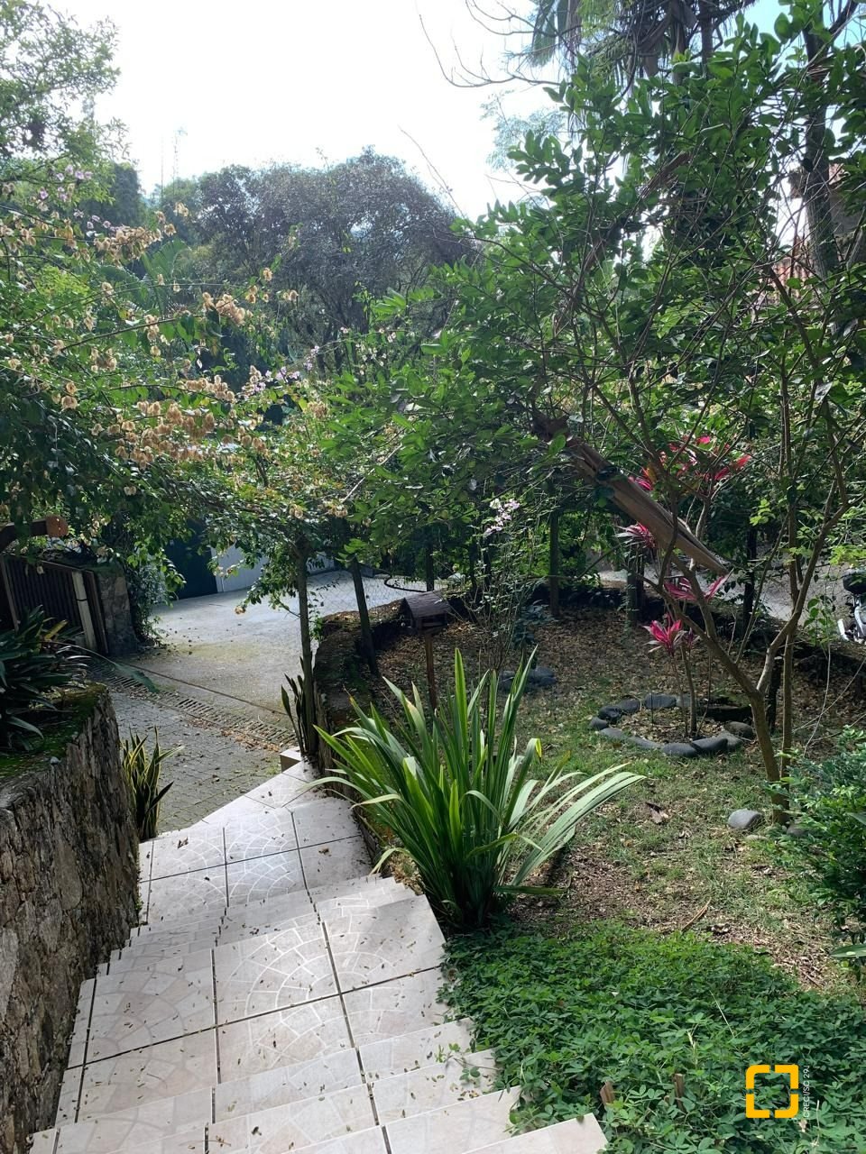 Casa com 200m², 4 quartos (sendo 1 suíte), 2 garagens, no bairro Lagoa da Conceição em Florianópolis