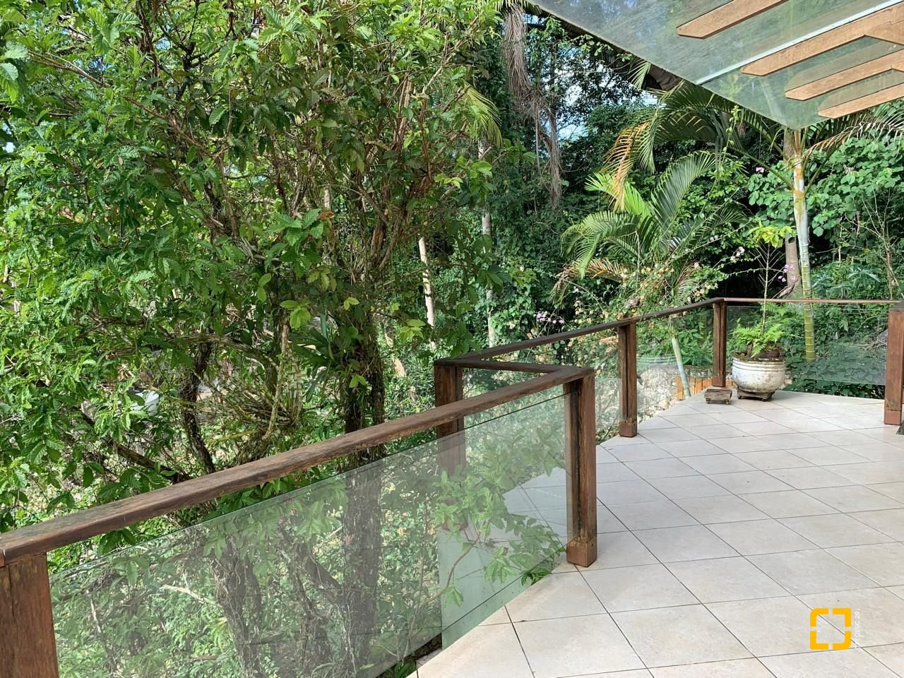 Casa com 200m², 4 quartos (sendo 1 suíte), 2 garagens, no bairro Lagoa da Conceição em Florianópolis