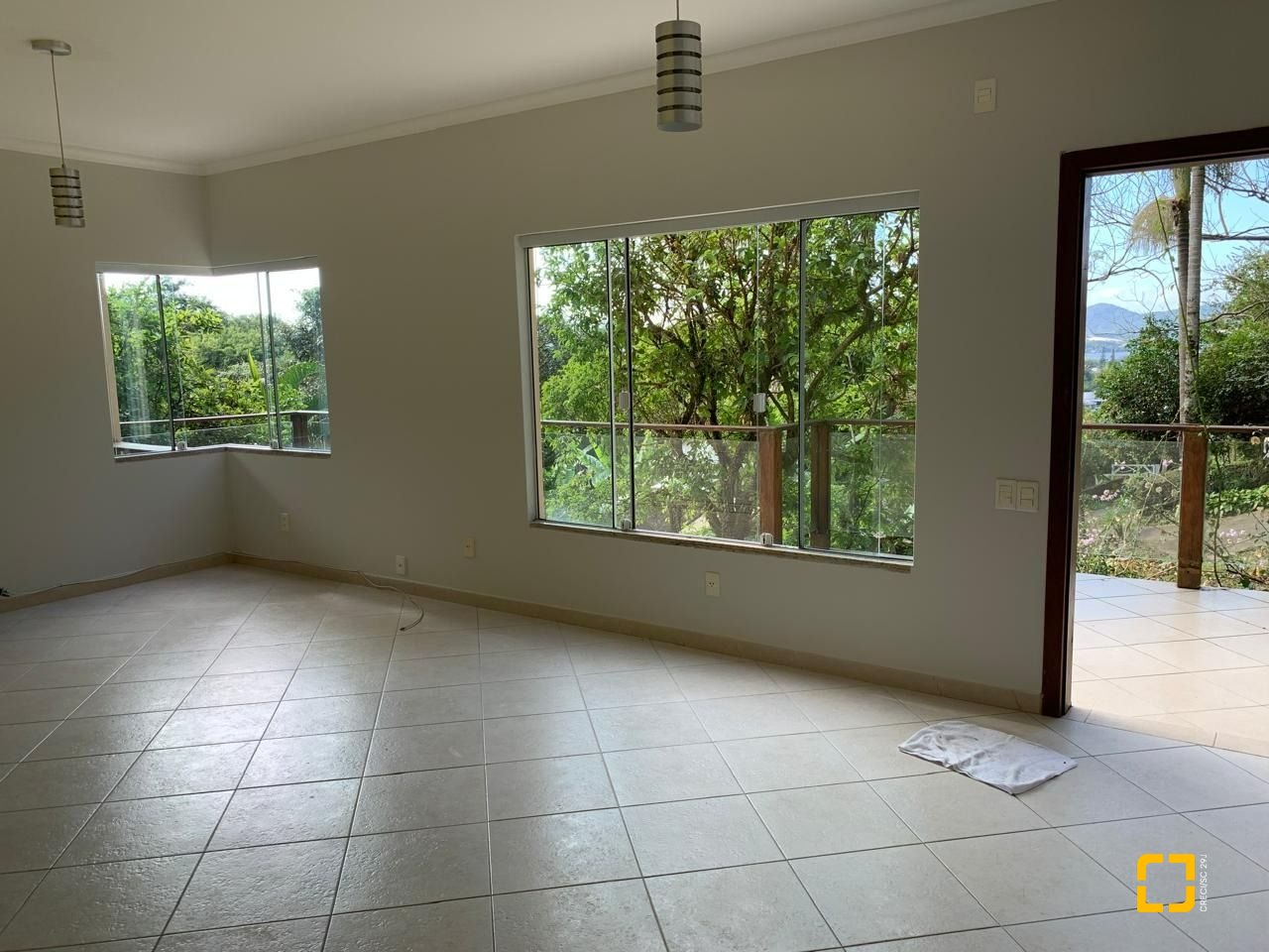 Casa com 200m², 4 quartos (sendo 1 suíte), 2 garagens, no bairro Lagoa da Conceição em Florianópolis