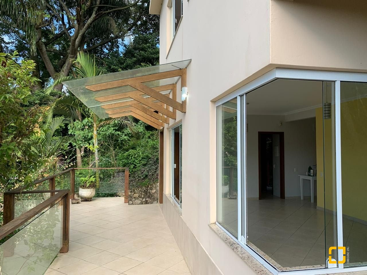 Casa com 200m², 4 quartos (sendo 1 suíte), 2 garagens, no bairro Lagoa da Conceição em Florianópolis