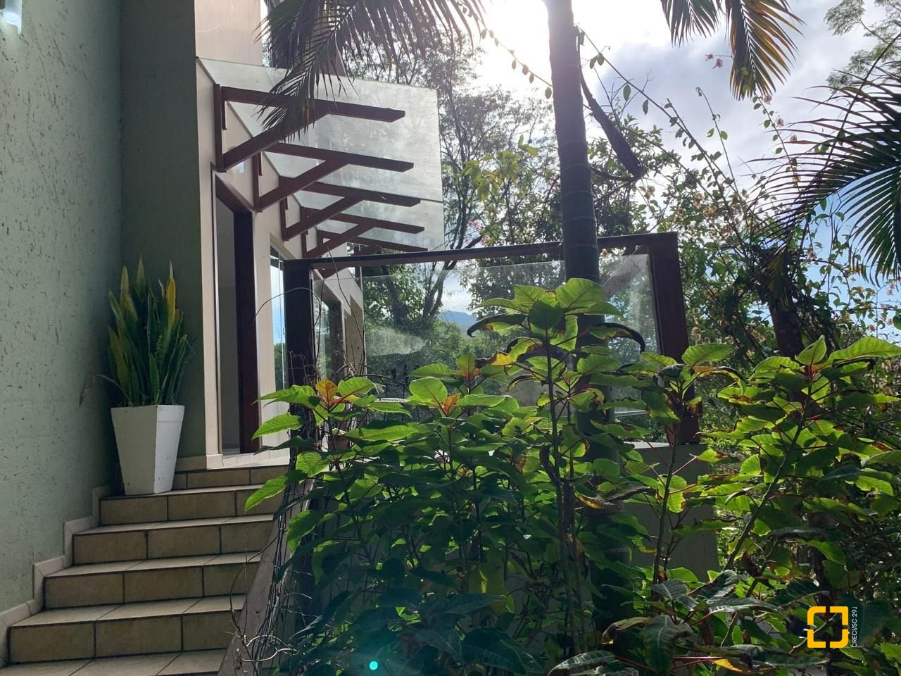 Casa com 200m², 4 quartos (sendo 1 suíte), 2 garagens, no bairro Lagoa da Conceição em Florianópolis