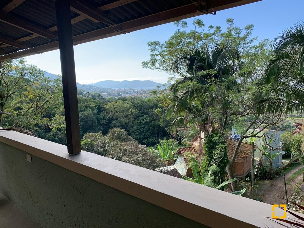 Casa com 200m², 4 quartos (sendo 1 suíte), 2 garagens, no bairro Lagoa da Conceição em Florianópolis